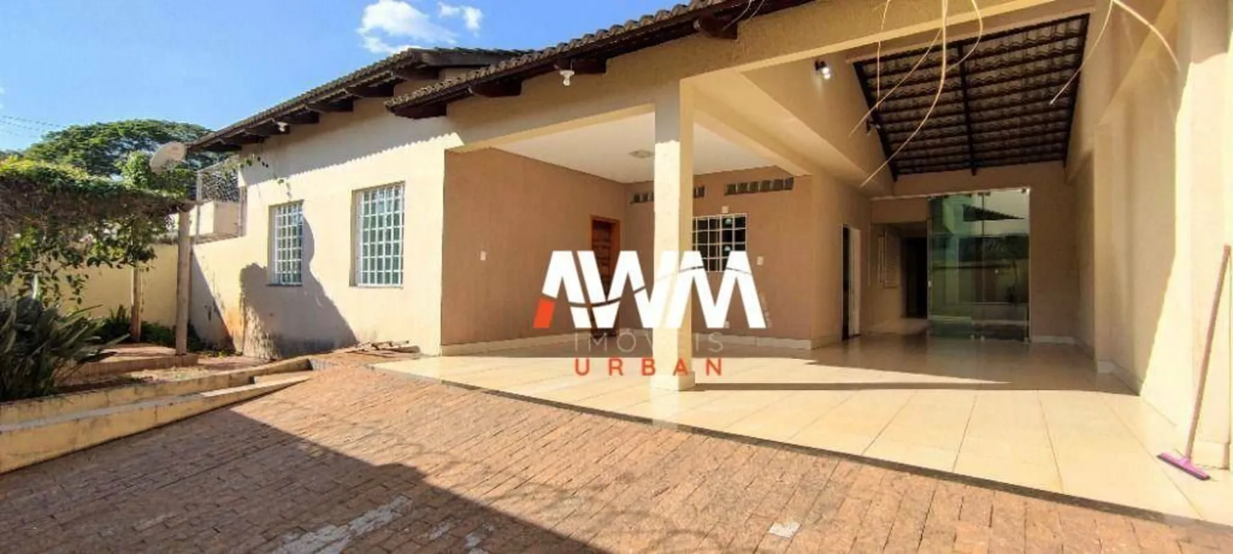 Casa com 4 quartos, sendo 1 suíte, completa em armários, com churrasqueira, área...