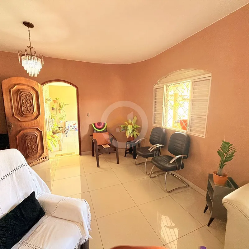  Oportunidade no Jardim América!Se você procura uma casa espaçosa, em uma das re...