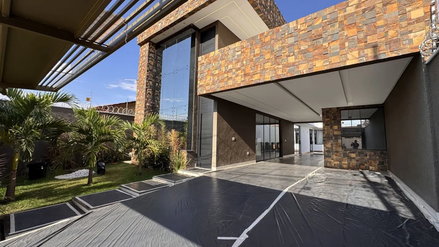 CASA TÉRREA ALTO PADRÃO | 4 SUÍTES | 230 m² | PISCINA | SETOR FAIÇALVILLEApresen...