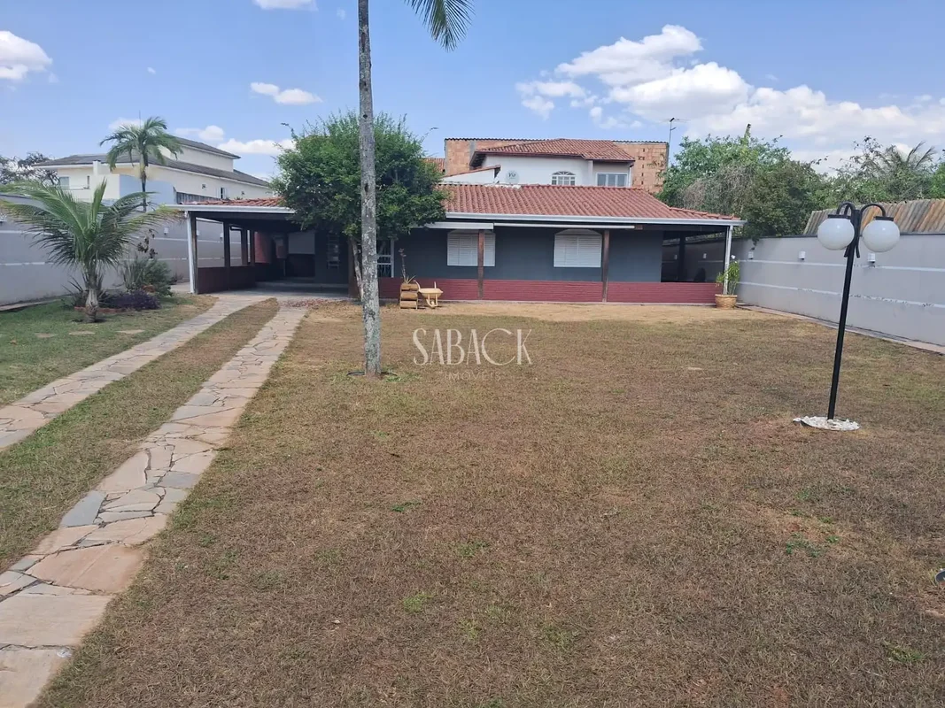 Tem casas que a gente entra e não quer mais sair. Esta é uma delas.Na SHDB QL 32...