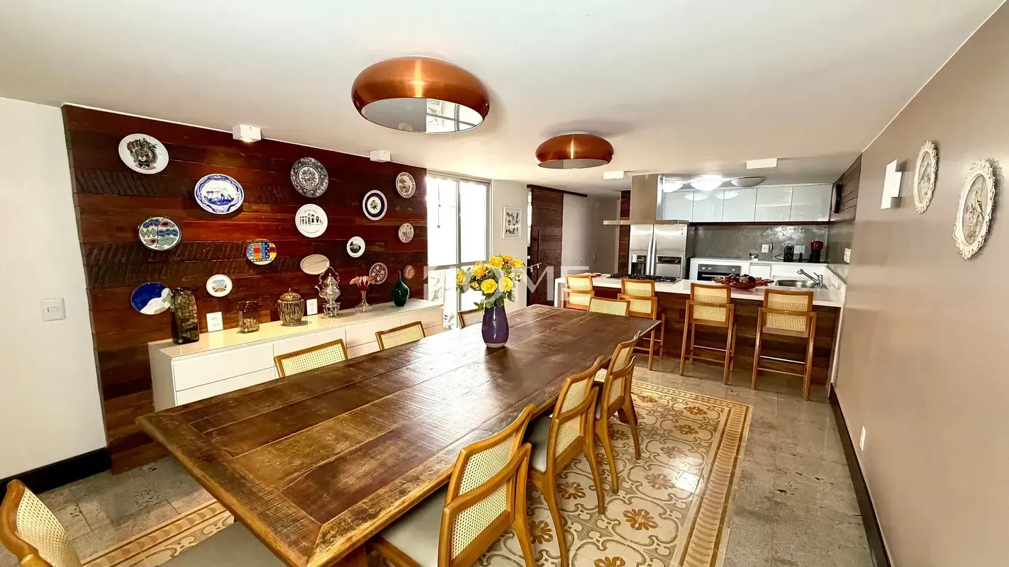 HOME VENDE COM EXCLUSIVIDADECasa de esquina com 350m2, 4 suítes e 4 vagas cobert...