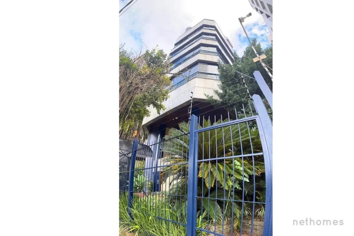 Descubra o privilégio de viver em uma cobertura que transforma o cotidiano em um...