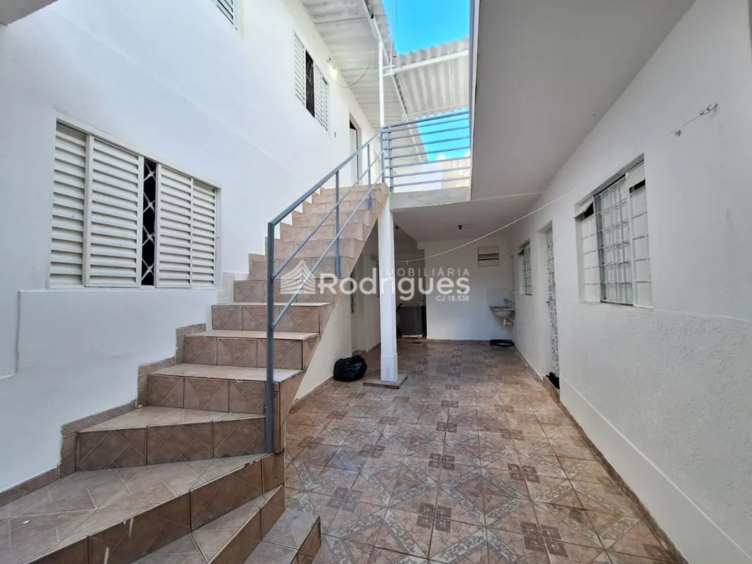 Rodrigues Imobiliária aluga casa na QNN 02 em Ceilândia.Observação: a Kit não é ...
