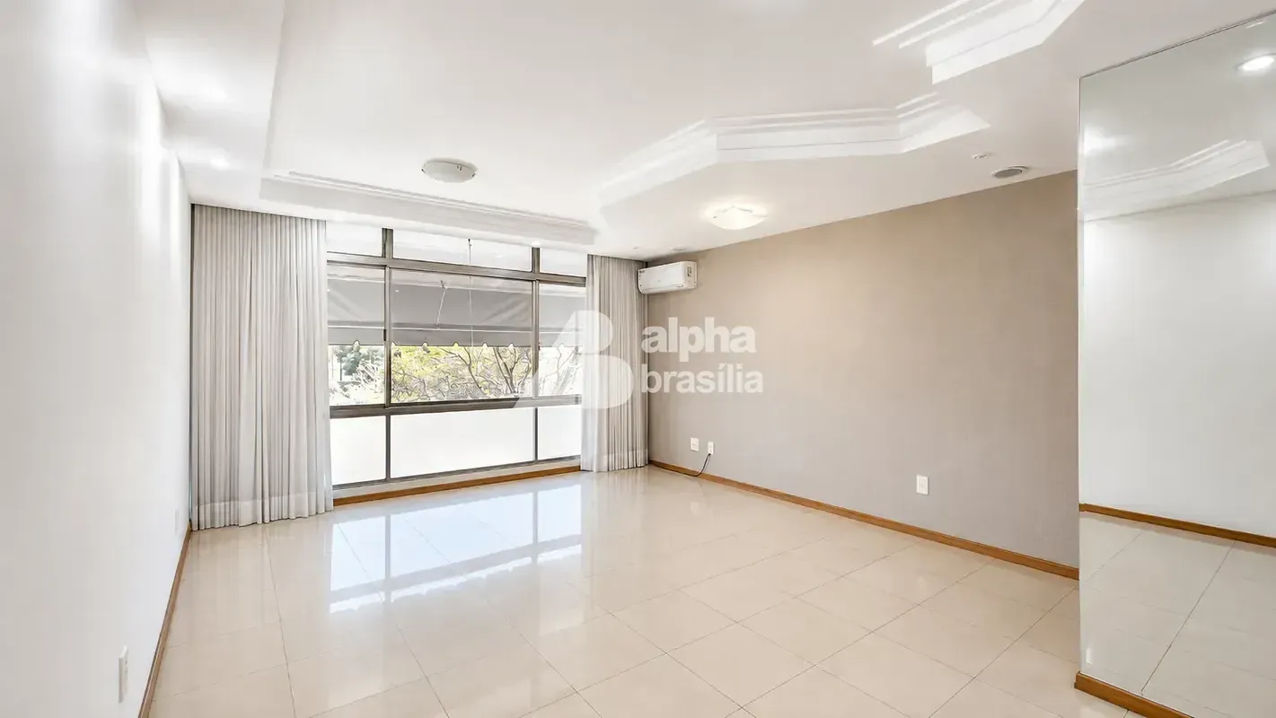 More com conforto na tradicional SQS 215. Sala ampla, equipada com ar-condiciona...