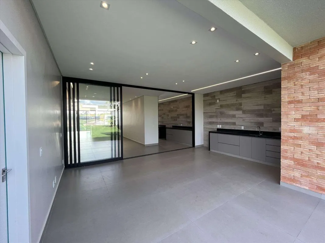 Viva com Luxo e Segurança em uma Casa de Prestígio em Condomínio FechadoLocaliza...