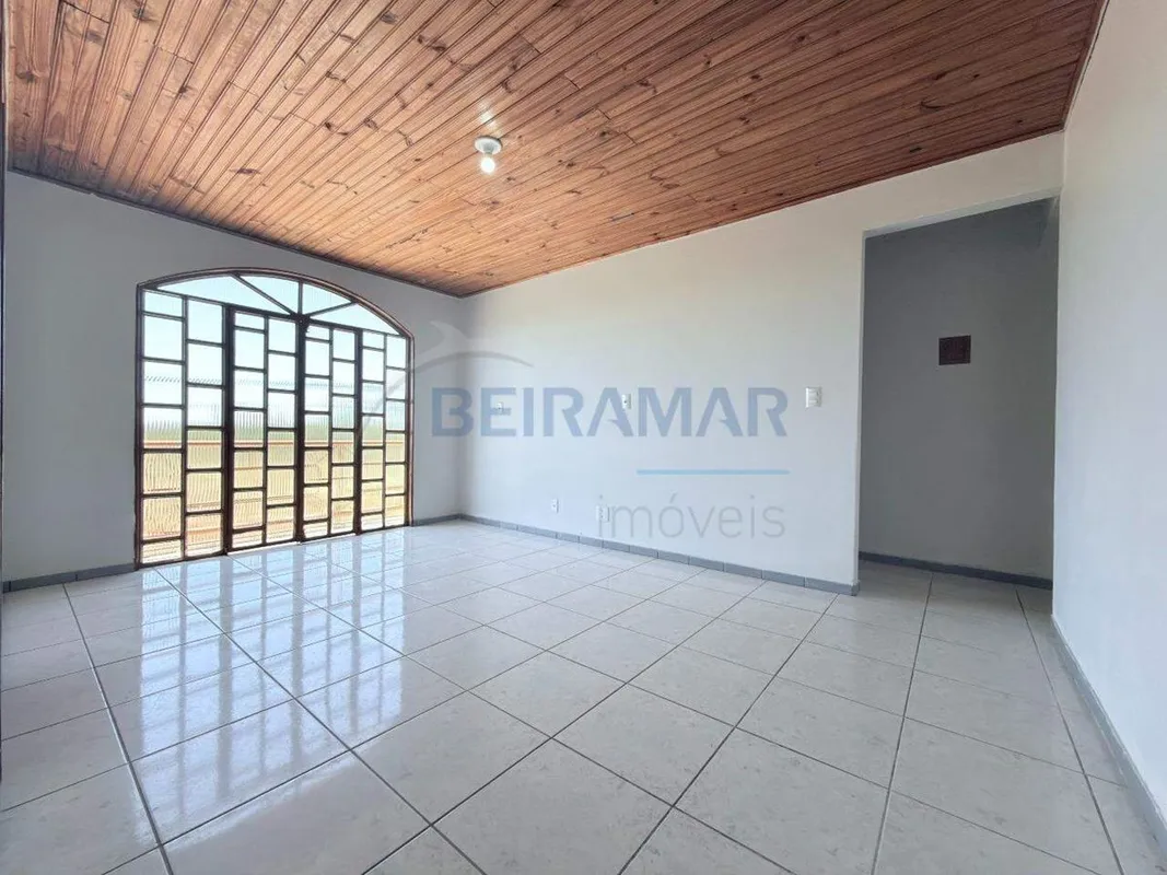 Características do imóvel:- 3 quartos, sendo 1 suíte com sacada;- Sala ampla com...