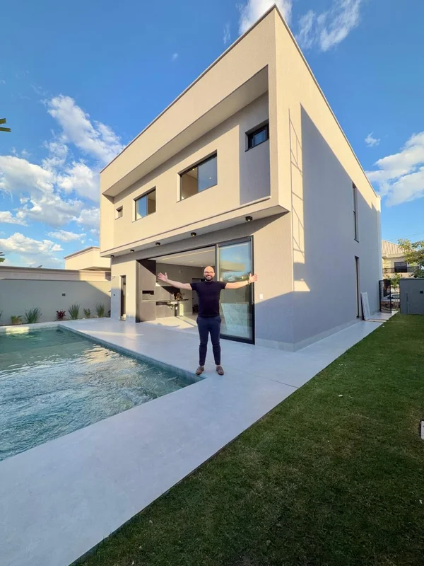 Sobrado novo, imponente e com imenso quintal gramadoAmpla área a céu Piscina aqu...