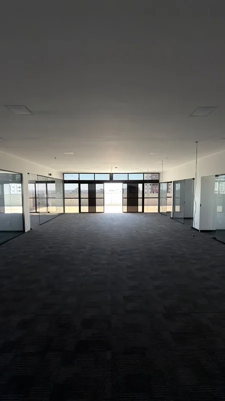Aluga-se cobertura de 300m² no Edifício Atlantis Trade Center, edifício 100% com...