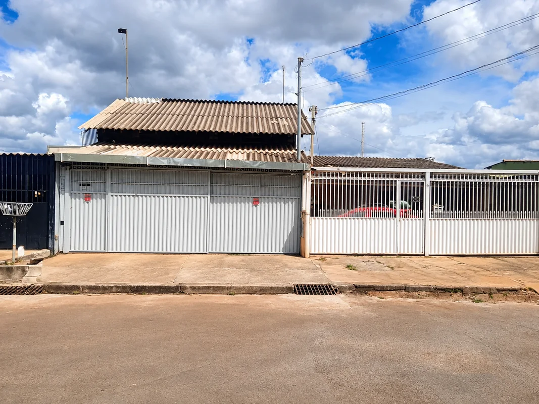 VENDE-SE UM SOBRADO NA QR 127 DA SAMAMBAIA SUL! A casa Terrea possui: 2 Quartos ...