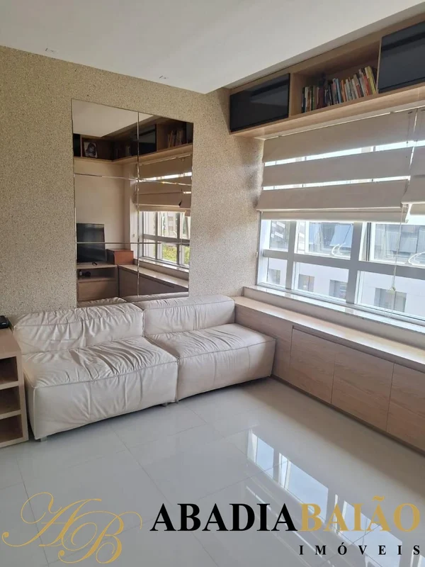 - 1 quarto com cama, armários planejados, espelho e ar-condicionado- Banheiro co...