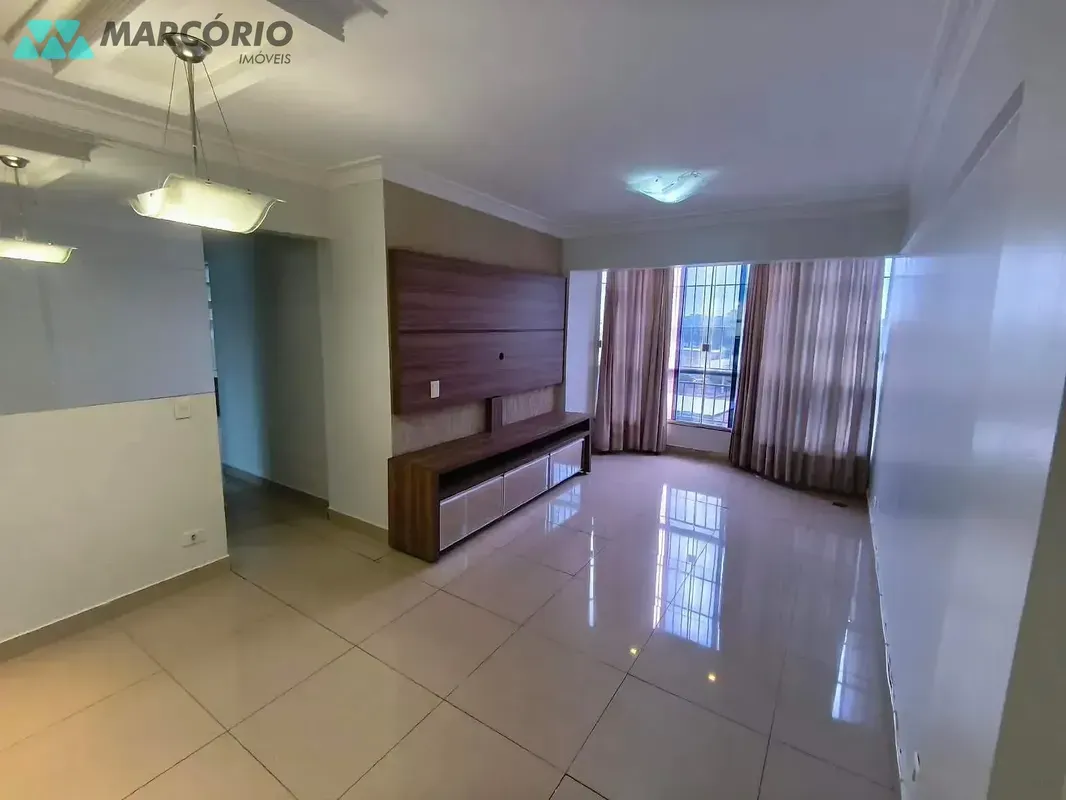 Este apartamento no residencial Serra Dourada consta com uma lida vista para reg...