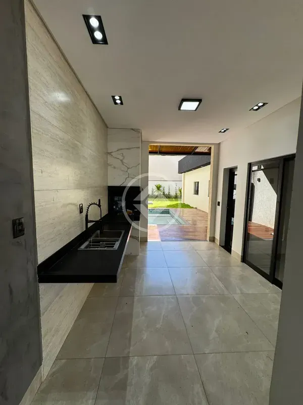 Moderna, elegante e pronta para morar, esta belíssima casa está localizada em um...