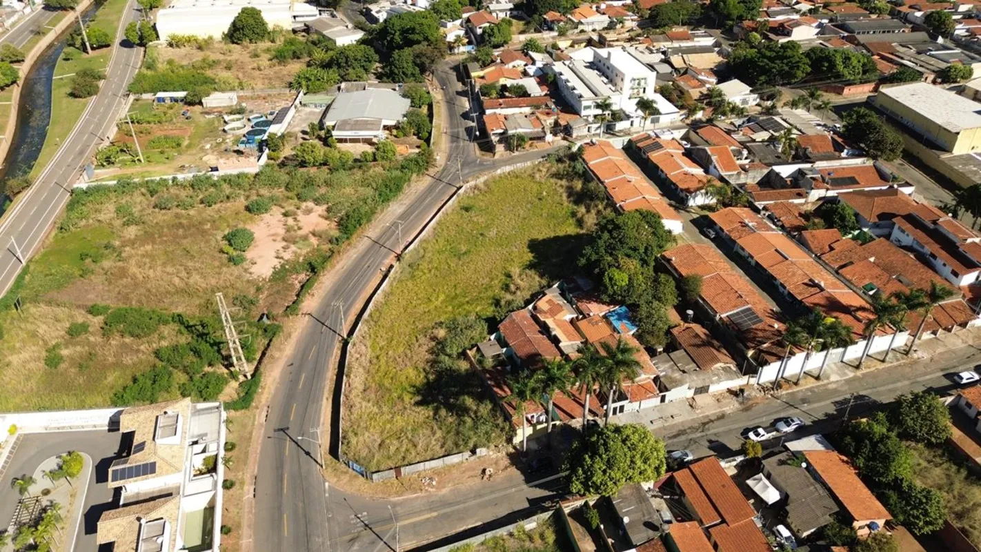 OPORTUNIDADE | TERRENO COMERCIAL OU RESIDENCIALExcelente terreno com 952 m², loc...