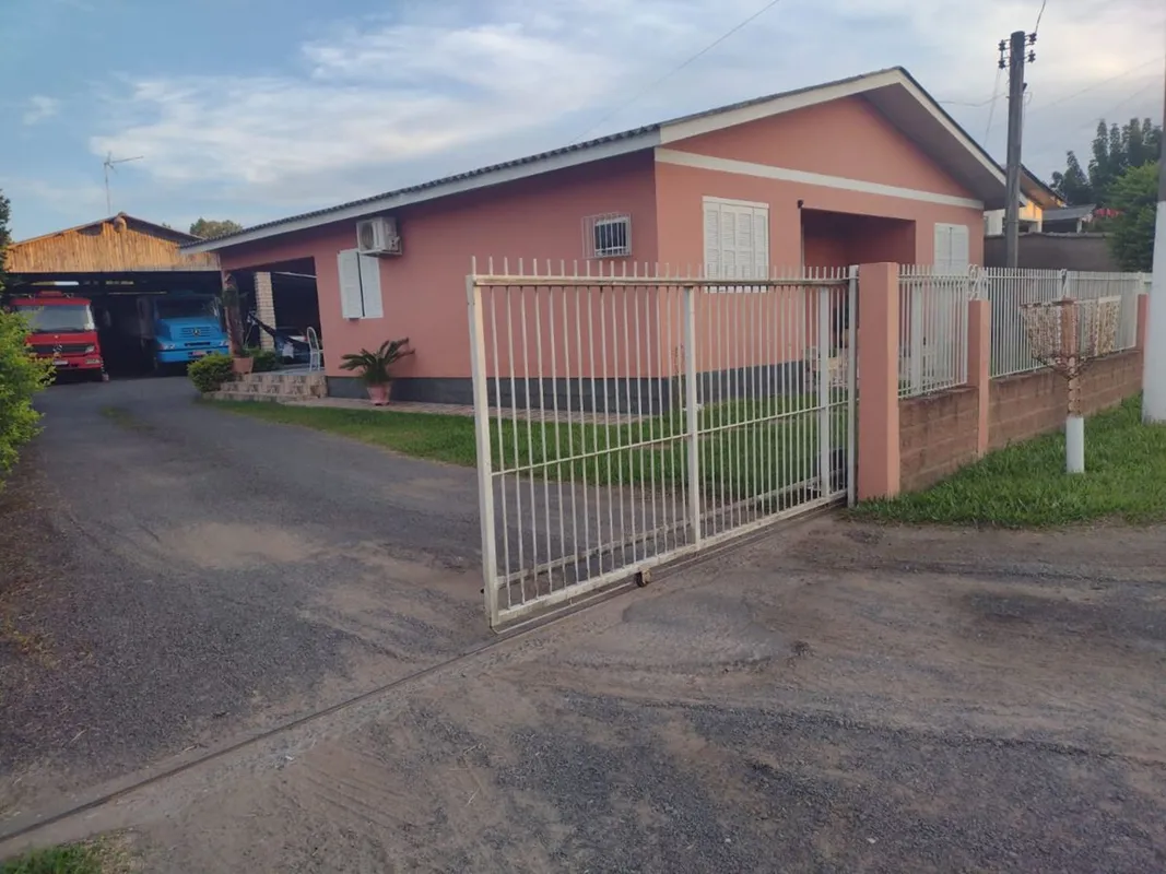 Esta encantadora casa está localizada em Gravataí, Rio Grande do Sul. Situada em...