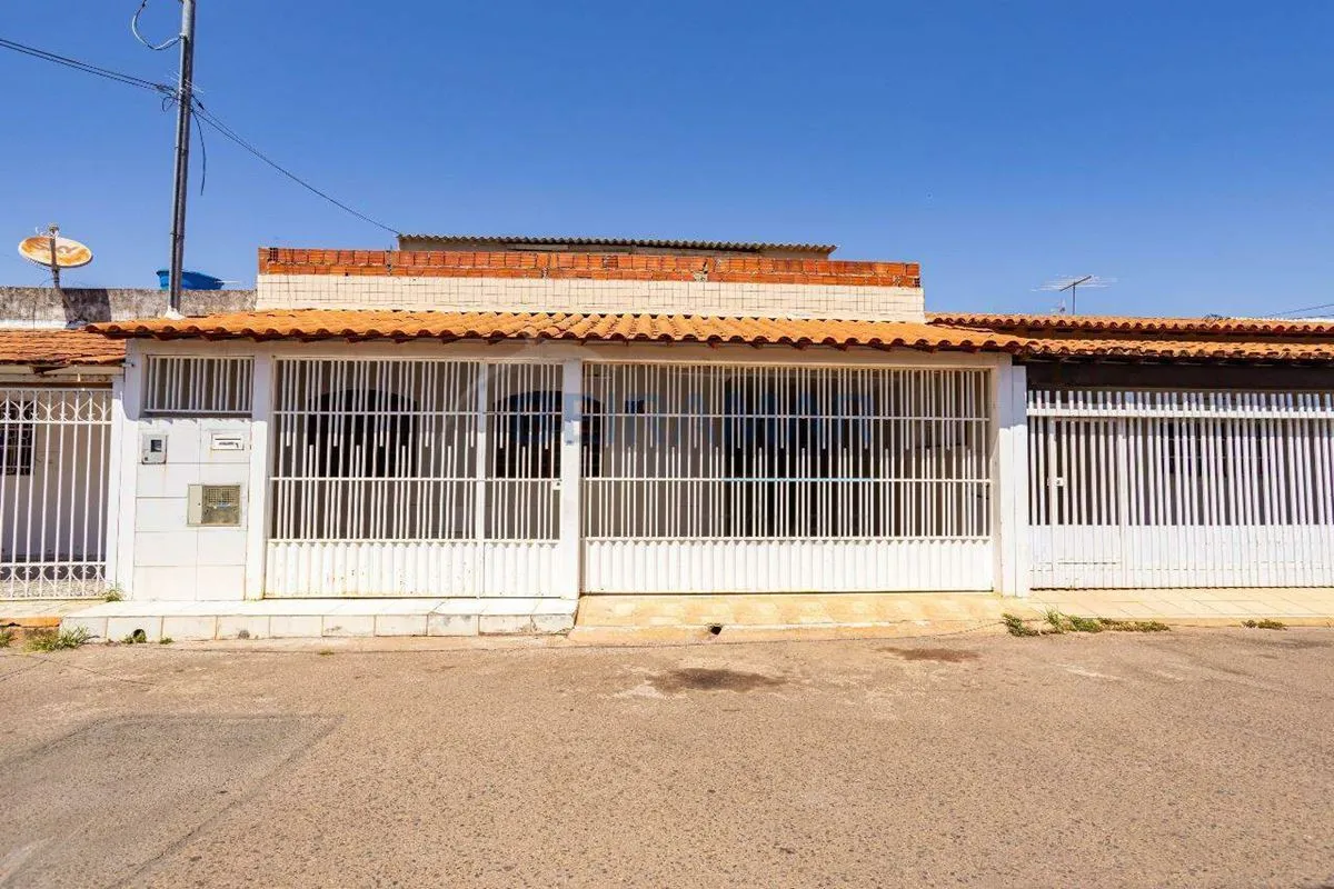 Se você procura uma casa ampla, bem localizada e com excelente estrutura, este i...