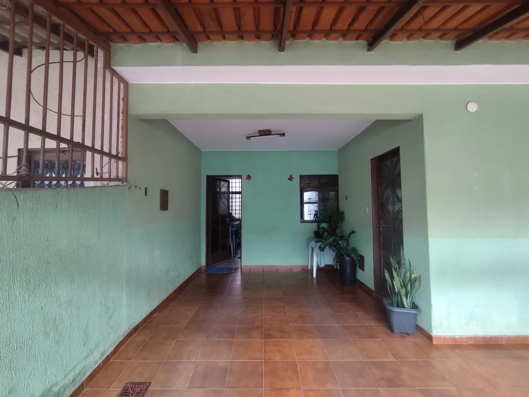 Descubra uma charmosa casa de 3 Quartos no coração de Taguatinga Sul, na QSF 11....