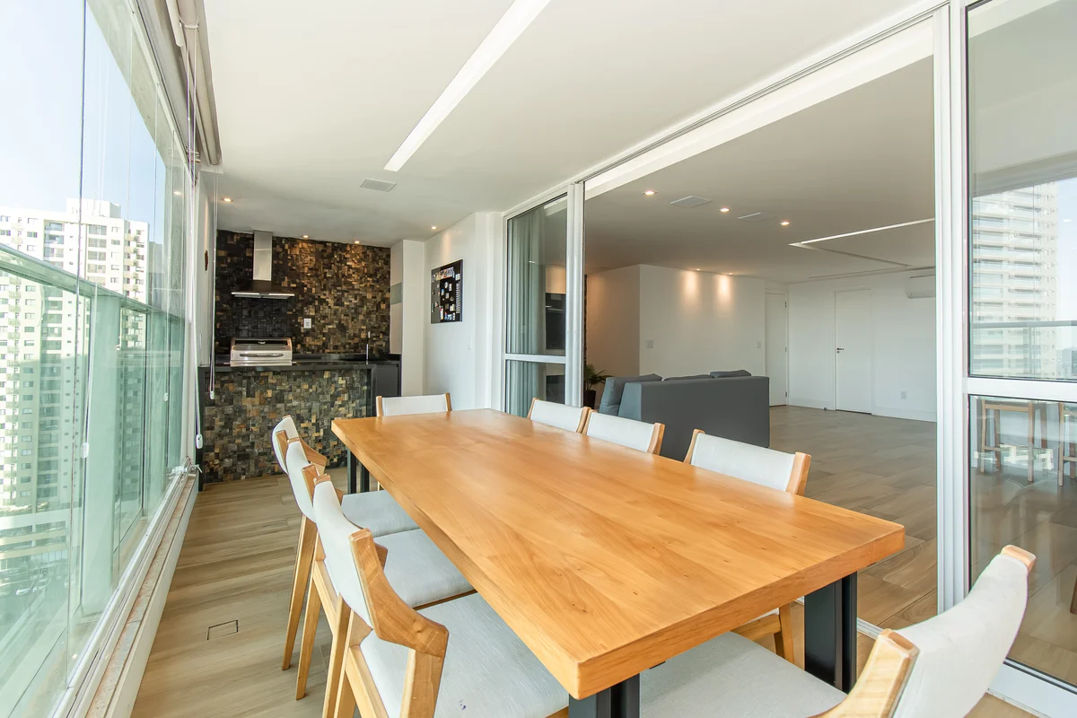 Descubra um elegante apartamento de 4 quartos na exclusividade do Península Laze...