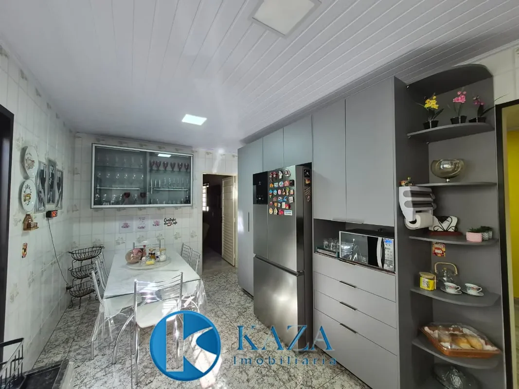 Excelente residência arejada e reformada, com três quartos, localizada no Reside...