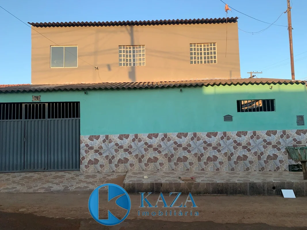 Casa em Valparaíso de Goiás, o imóvel possui 05 quartos sendo um com suíte, banh...