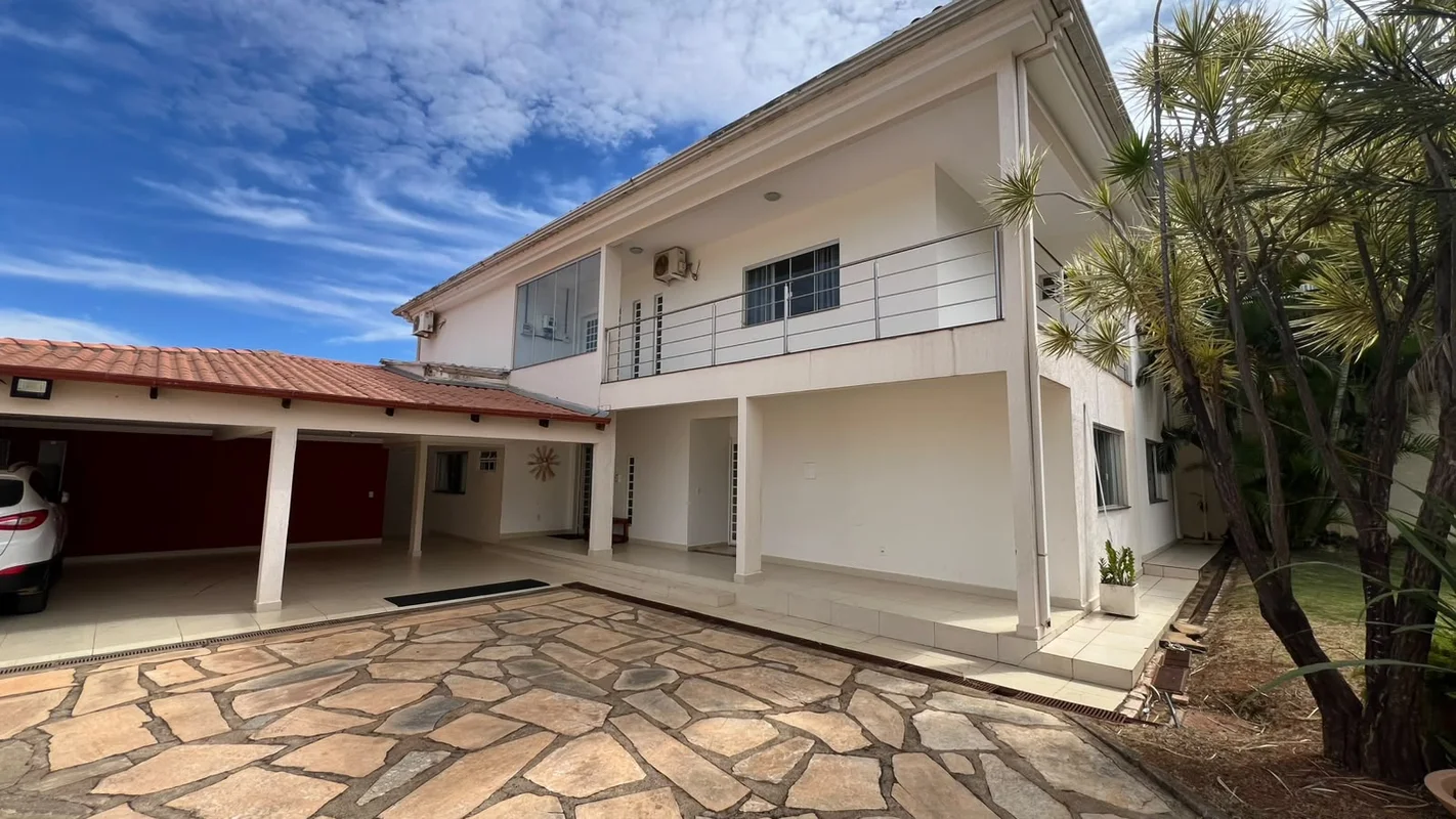 Conheça esta incrível casa em Vicente Pires, no DF, localizada na Rua 7, próxima...