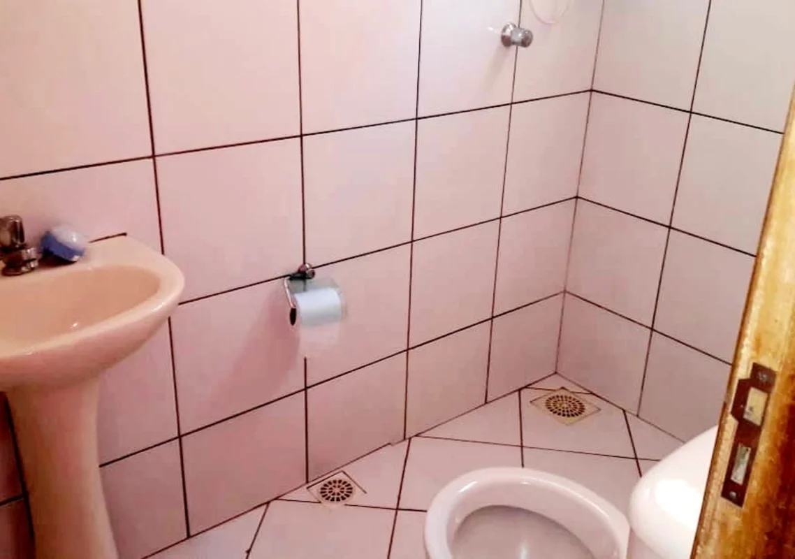 Casa 02 Qts sendo 1 suíte Com um barraco de fundo contendo sala, 1 Qt, cozinha e...