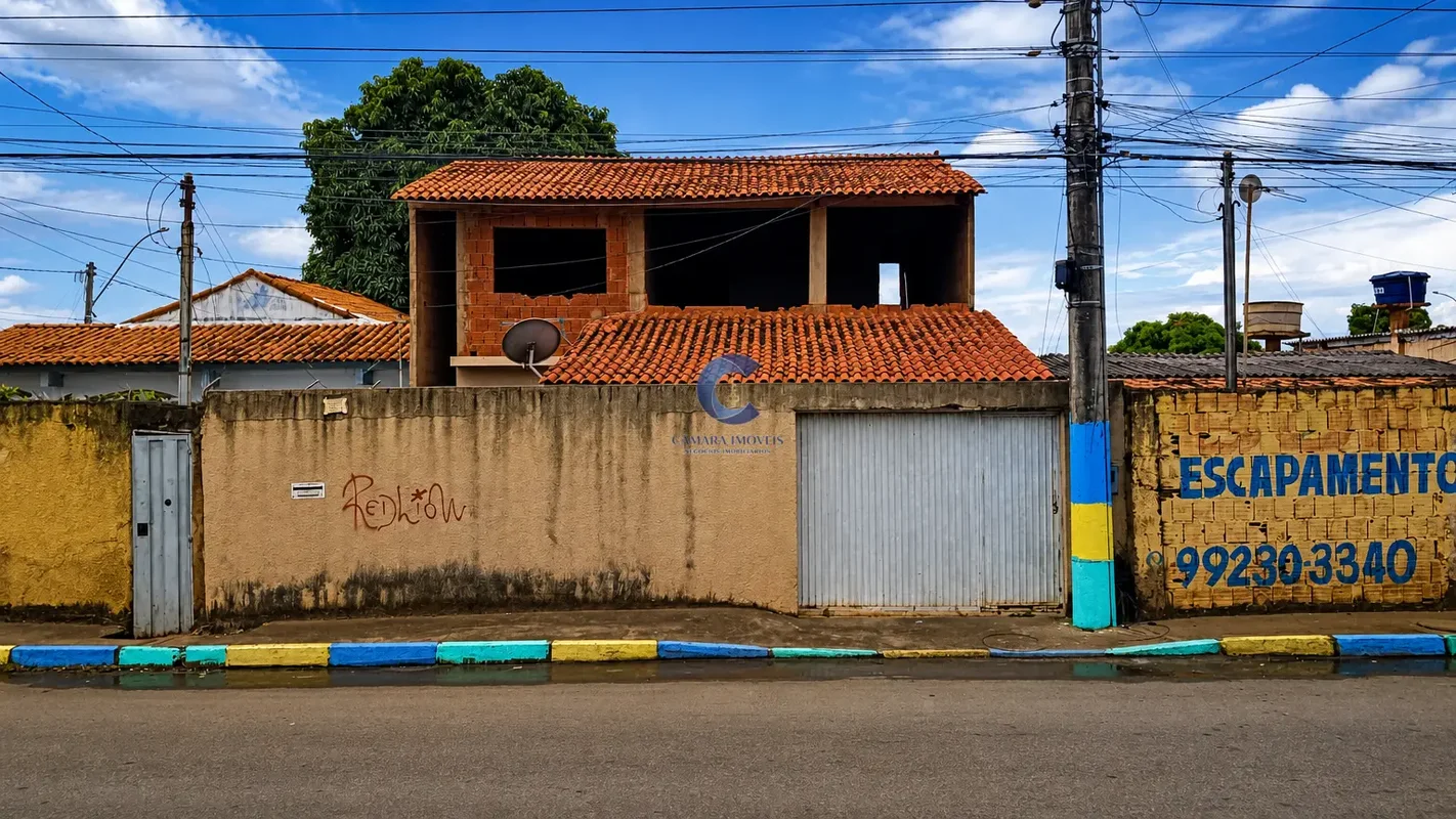 Descubra um sobrado espaçoso e confortável localizado na Quadra 7E Conjunto B, e...