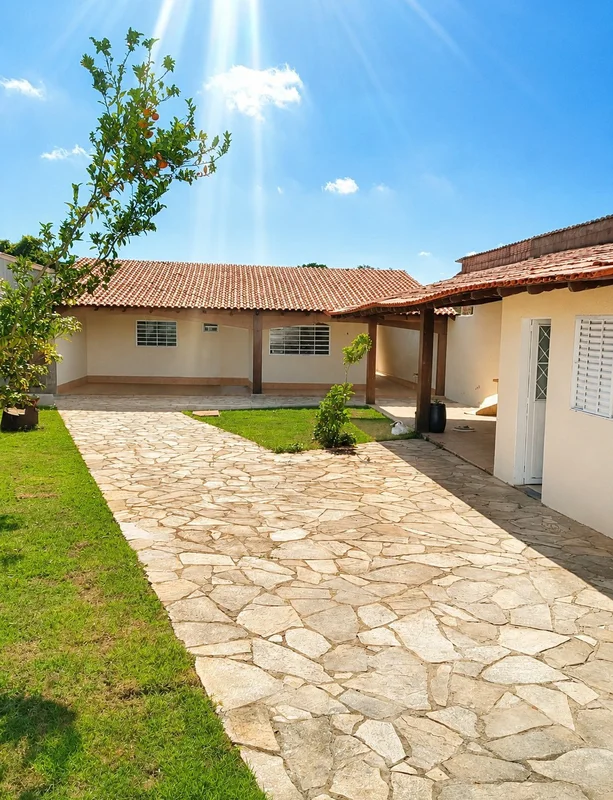 ( VENDA-SE CASA NA REGIÃO DO CONTAGEM) Valor 495 mil. Condomínio Petrópolis na R...