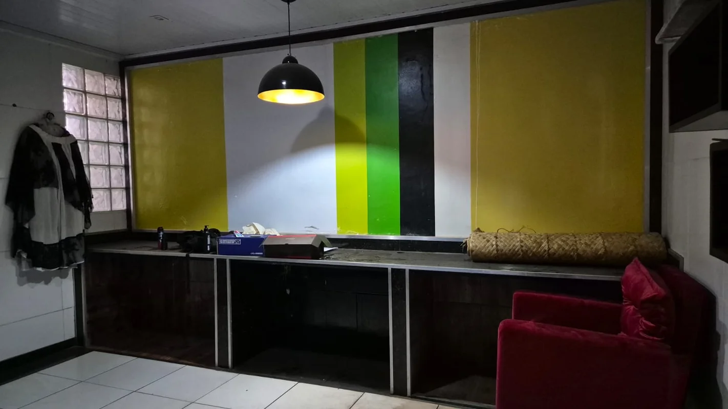 Casa com 3 pavimentos e 6 Quartos E 4 Suítes1° Piso: 1 Suíte Simples, 1 Suíte co...