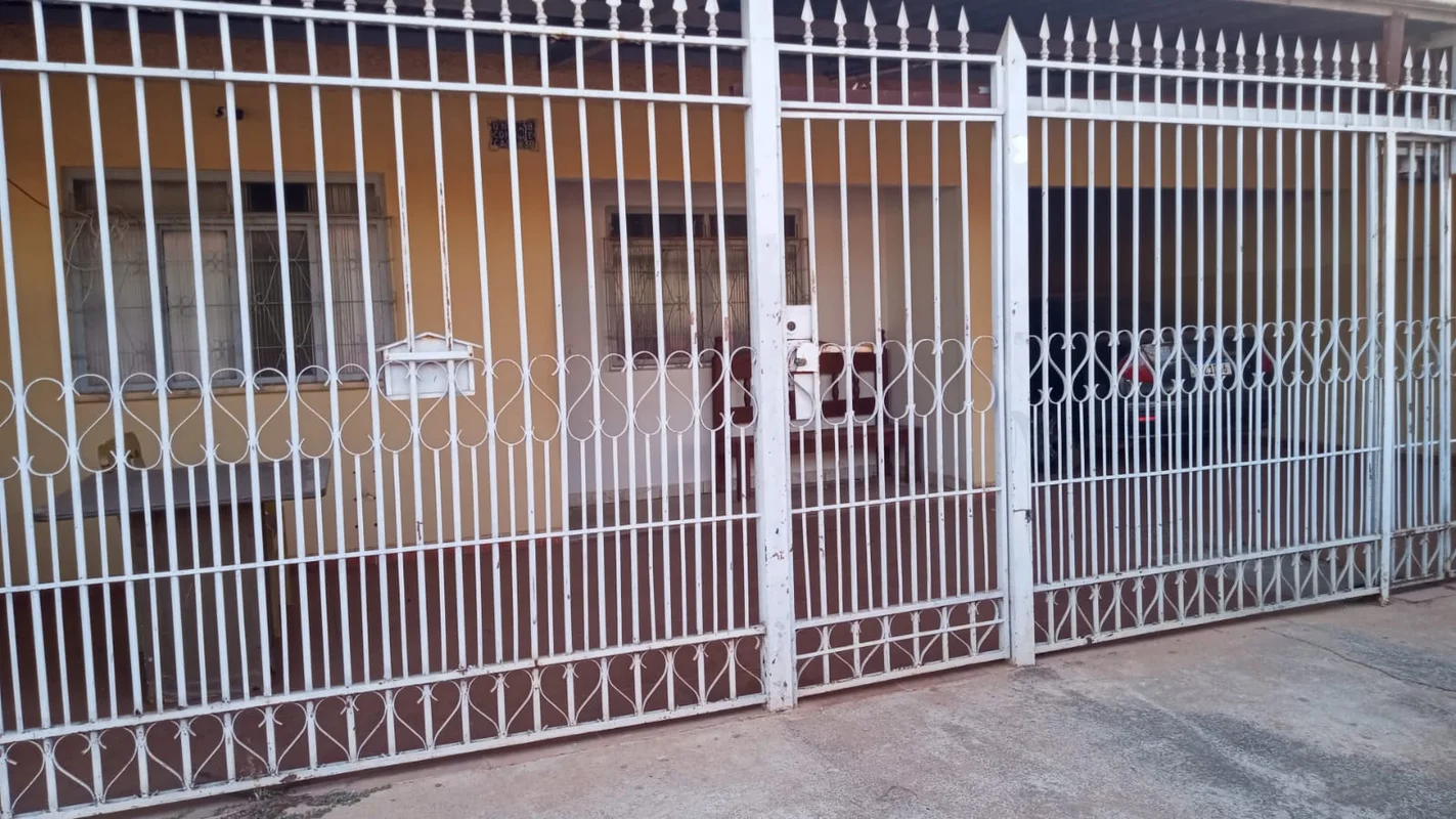 CASA COM 3 QTS, SALA, COZINHA, 2 BANHEIROS, QUINTAL, CERÂMICA, TODA NA LAJE, GAR...