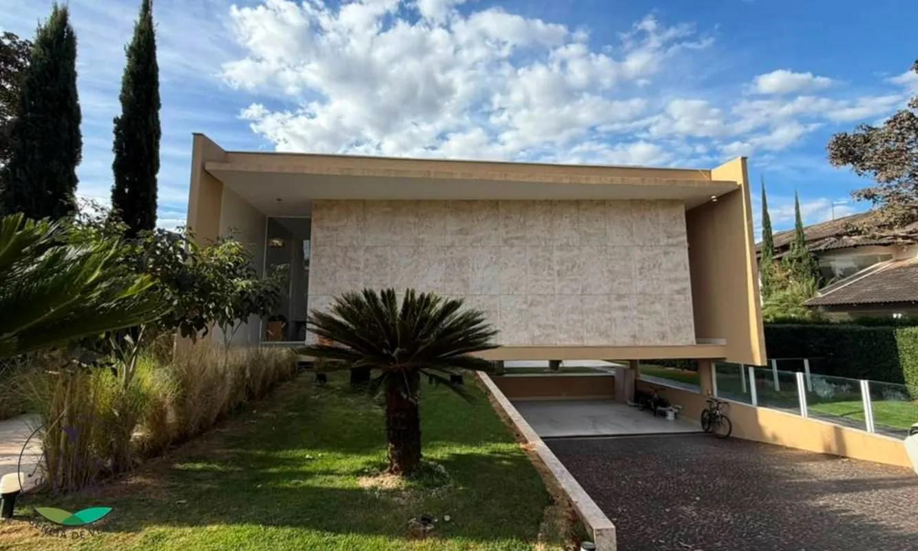 Sobrado de fachada moderna, localizado em rua tranquila, sem saída e com lago ao...