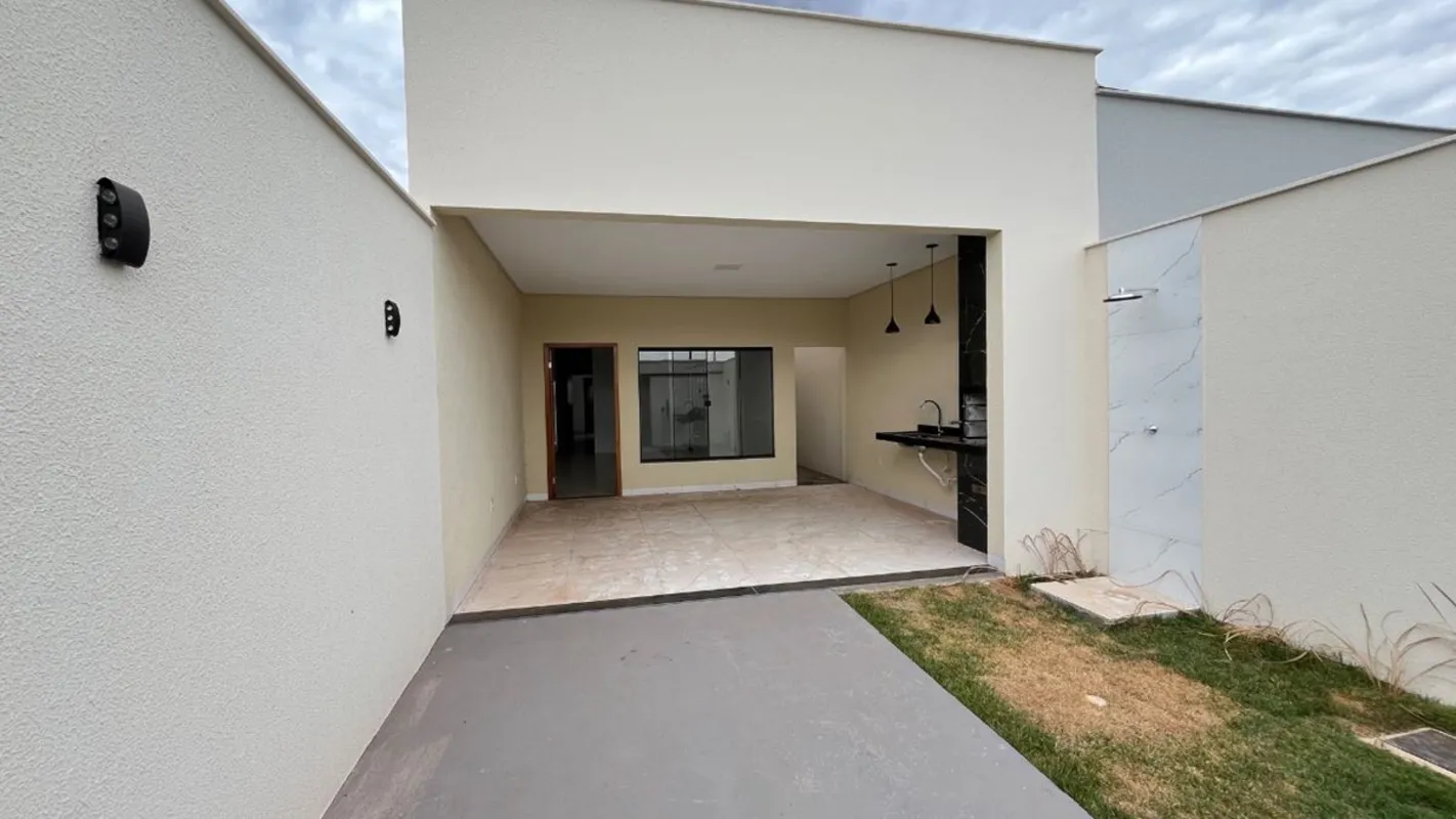 More em uma casa nova, moderna e com excelente acabamento, localizada em uma reg...