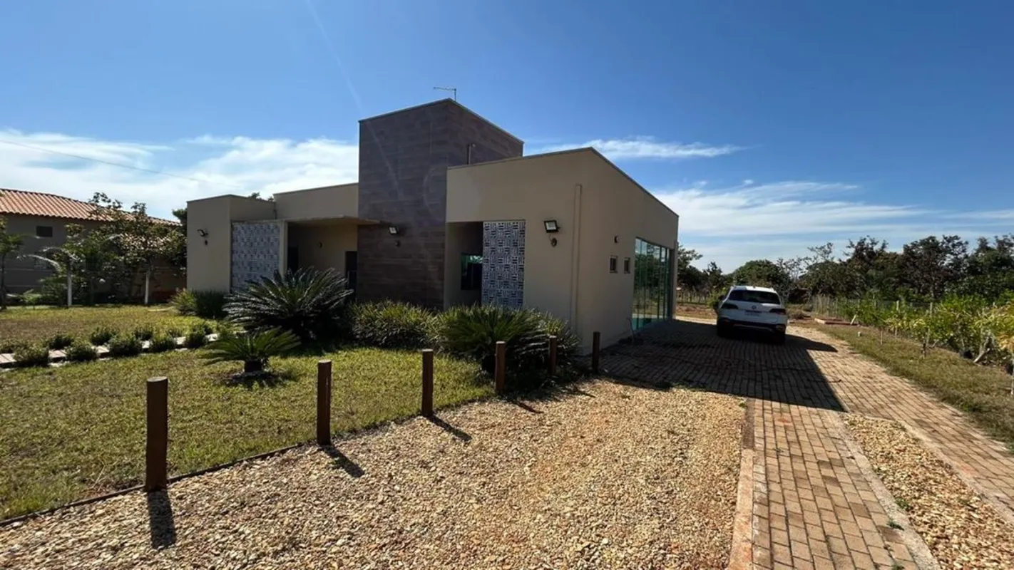 Condomínio Vale das Cachoeiras – Aragoiânia/GO: Terreno: 2.100 m² Construção tot...