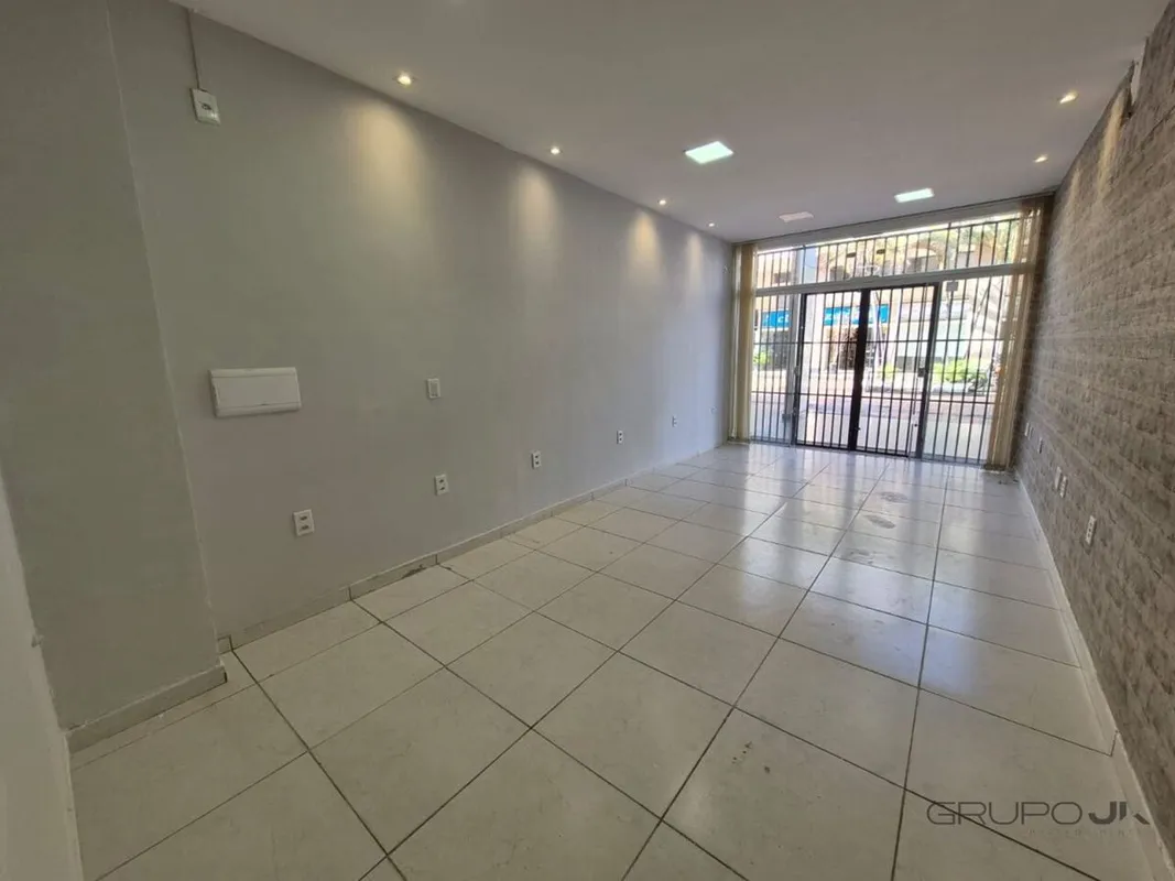 A localização na CLN 210, Asa Norte, oferece uma combinação privilegiada de prat...