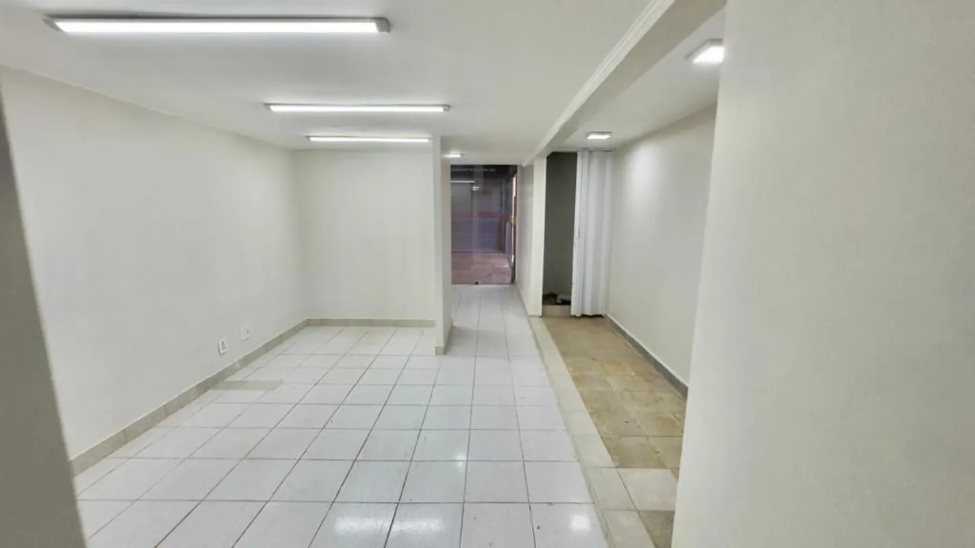 Excelente oportunidade para instalar ou expandir o seu negócio!Sala comercial lo...