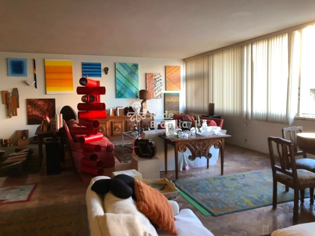Em uma das localizações mais desejadas de Ipanema, este apartamento de 210m² ofe...