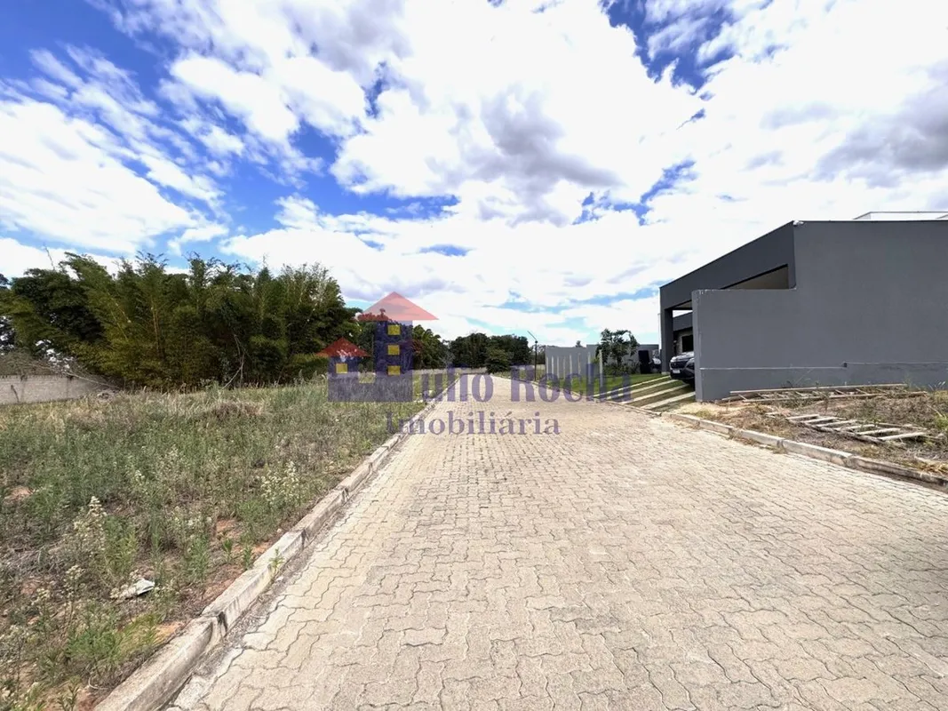 JULIO ROCHA IMOBILIÁRIA VENDE!ÓTIMO LOTE EM CONODMÍNIO PARTICULAR, COM 400M² DE ...
