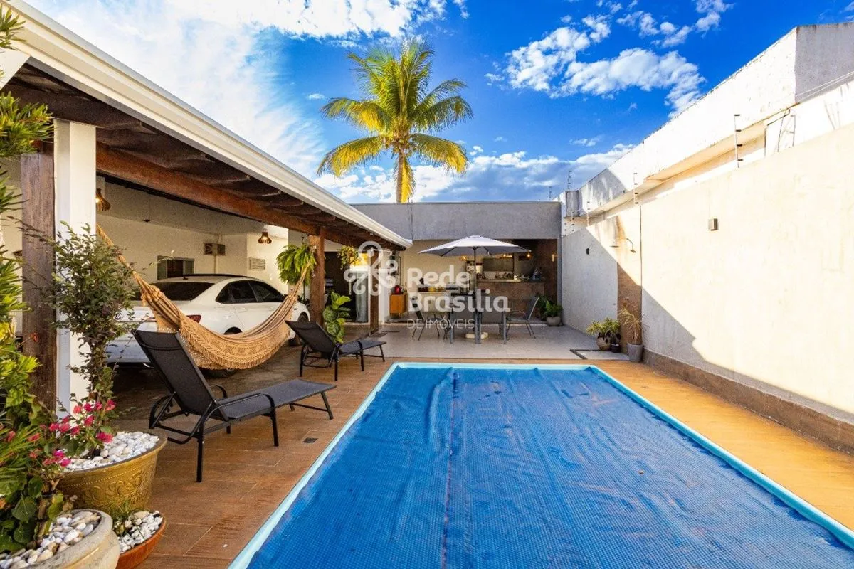 Casa térrea com piscina e espaço independente para hóspedes no Condomínio Bella ...