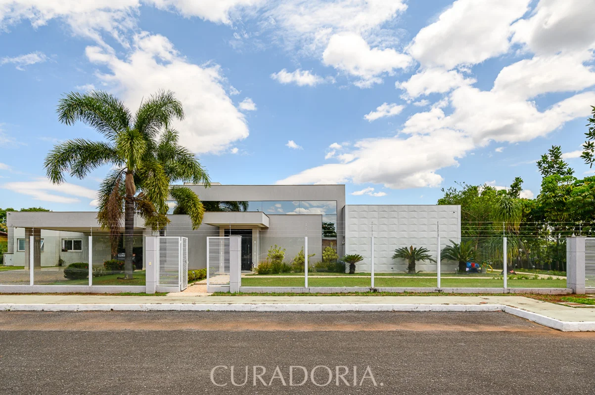 Com uma incrível área de lazer, esta moderna e aconchegante casa de 640 m2, em c...