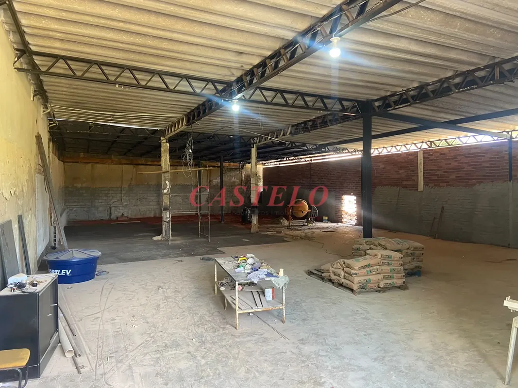 Galpão para locação 400mt², com 02 banheiros. OBS: GALPÃO EM OBRAS 06/08/26
