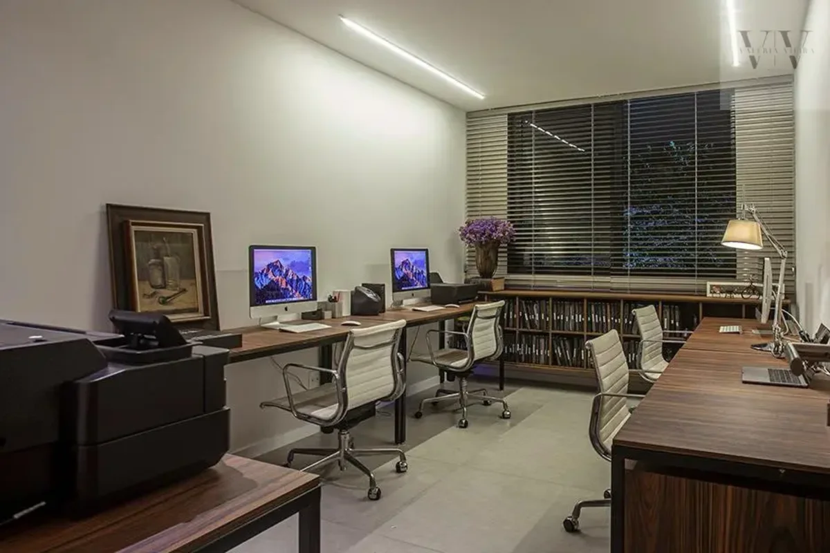 Imagine morar em uma casa espaçosa no coração do Lago Sul, em Brasília, que ofer...