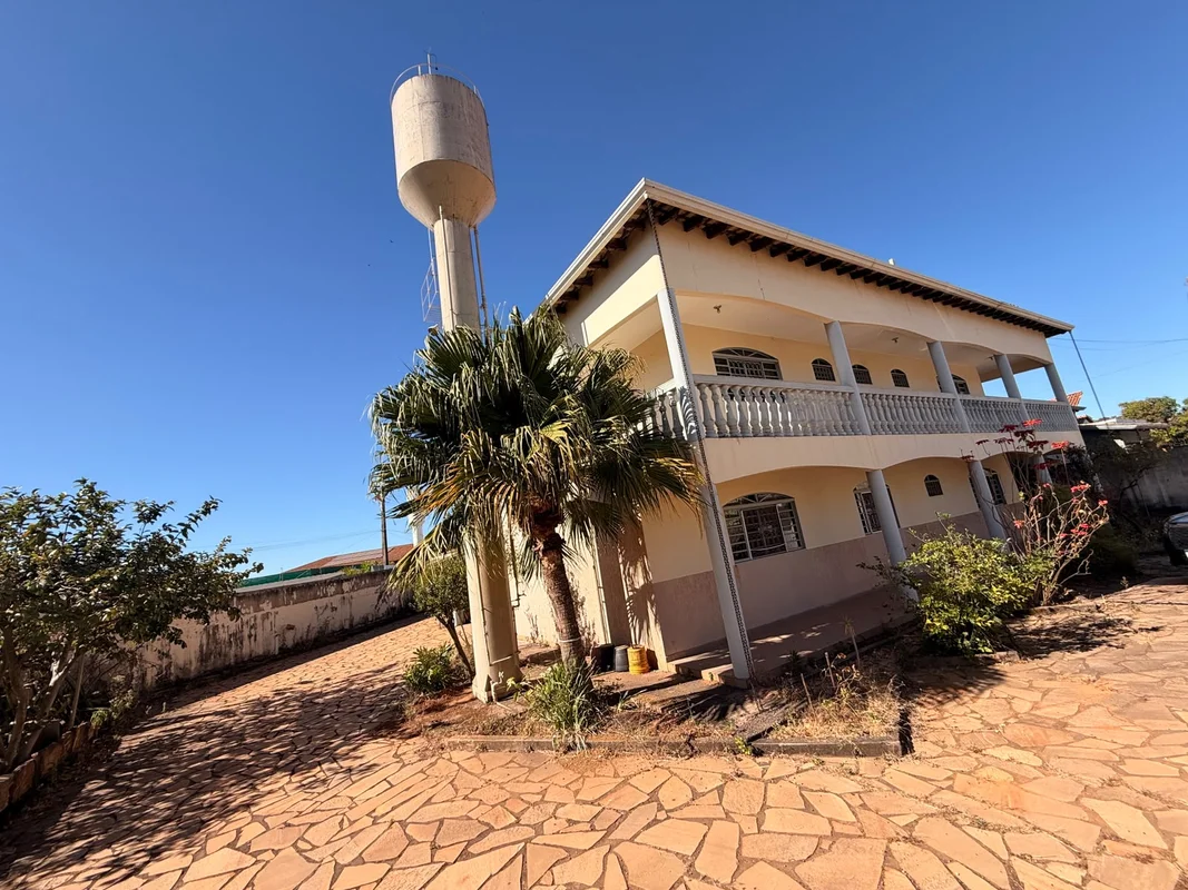 Encante-se com esta casa espaçosa e bem localizada na Rua 4 Chacará 25, no bairr...