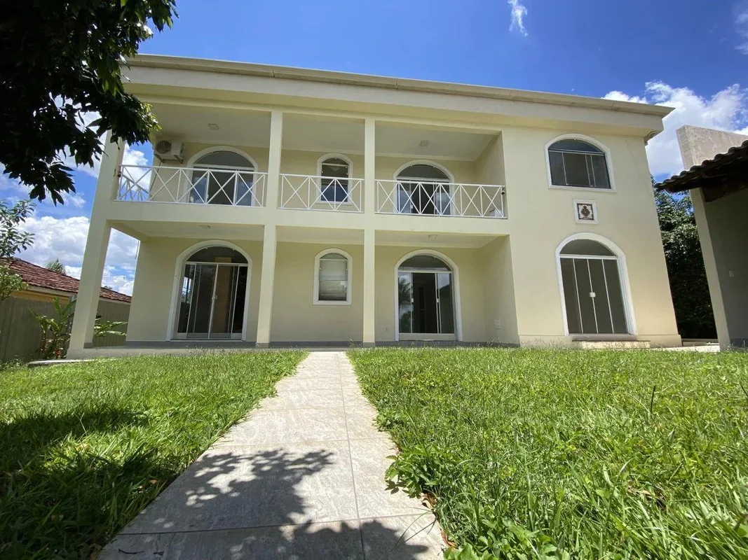 Descubra esta casa incrível no coração do Lago Sul, em Brasília, localizada na S...