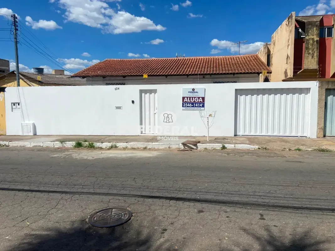 Casa para alugar em Goiânia, no bairro Coimbra. São 3 quartos e 2 vagas de garag...