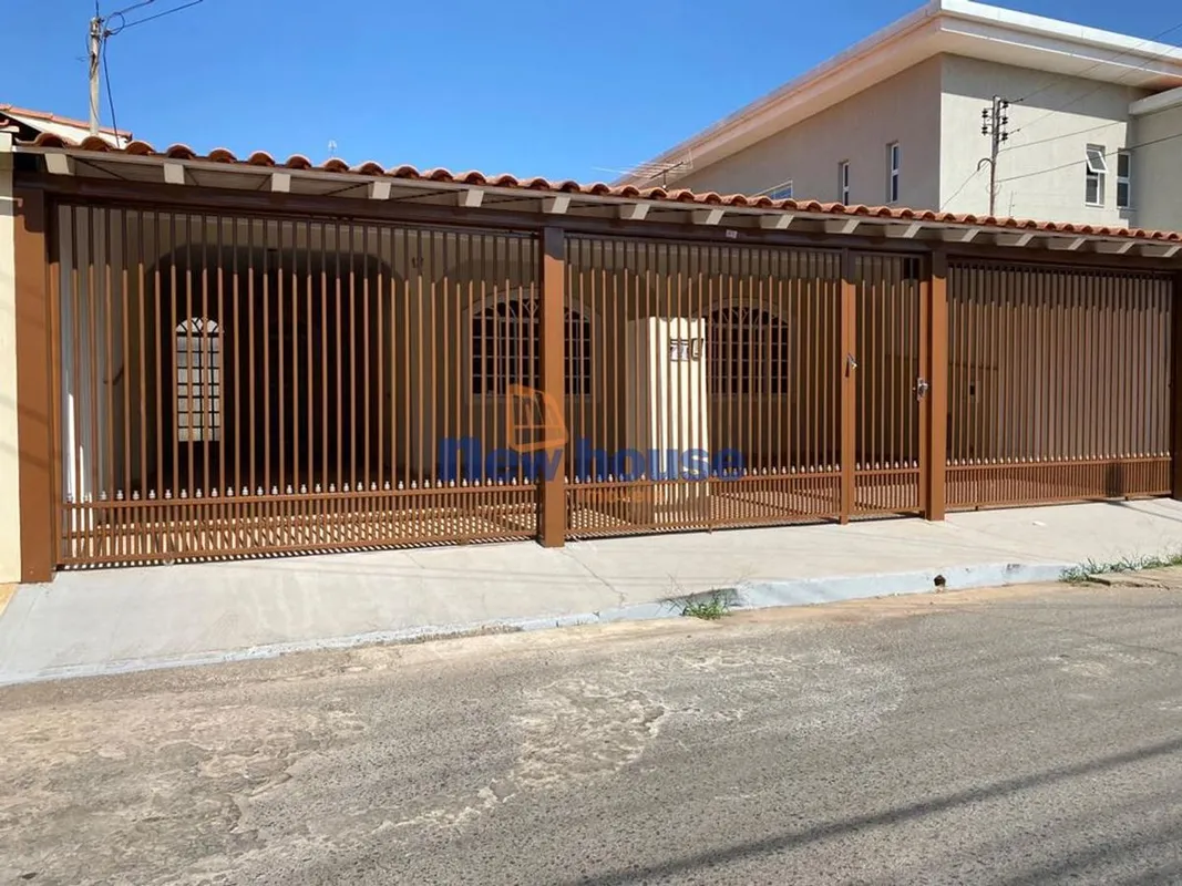 Casa para locação no Guará II, Brasília/DF. Imóvel com 3 quartos sendo 1 suíte, ...