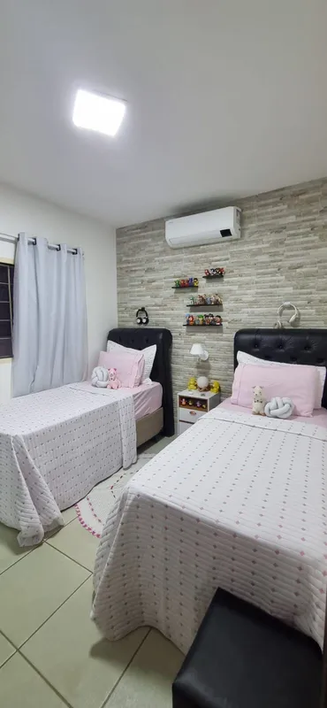 Casa 3 quartos sendo um suíte, 2 banheiros, 2 vagas para carro, armarios em MDF ...