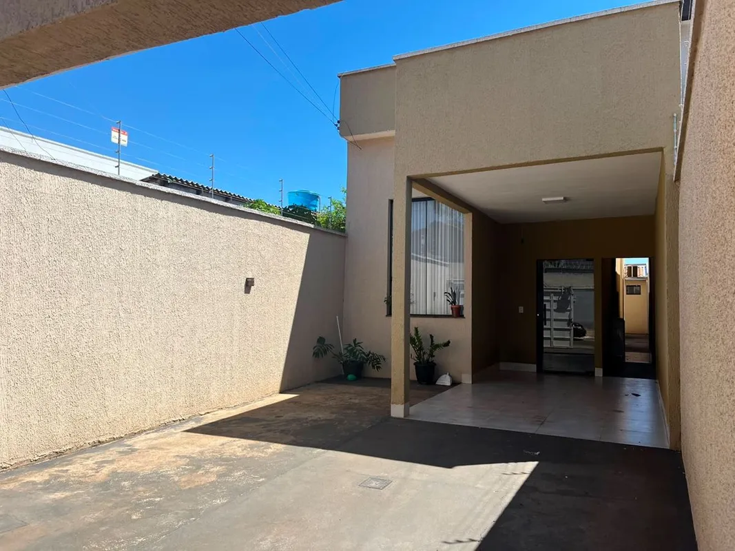Casa de 2 quartos, 3 banheiros, cozinha completa com armários, garagem para 2 ca...
