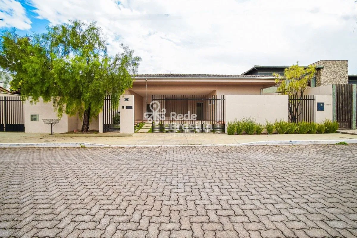 Cond. Solar de Brasília II - Casa com 3 suítes e área de lazer - Jardim Botânico...
