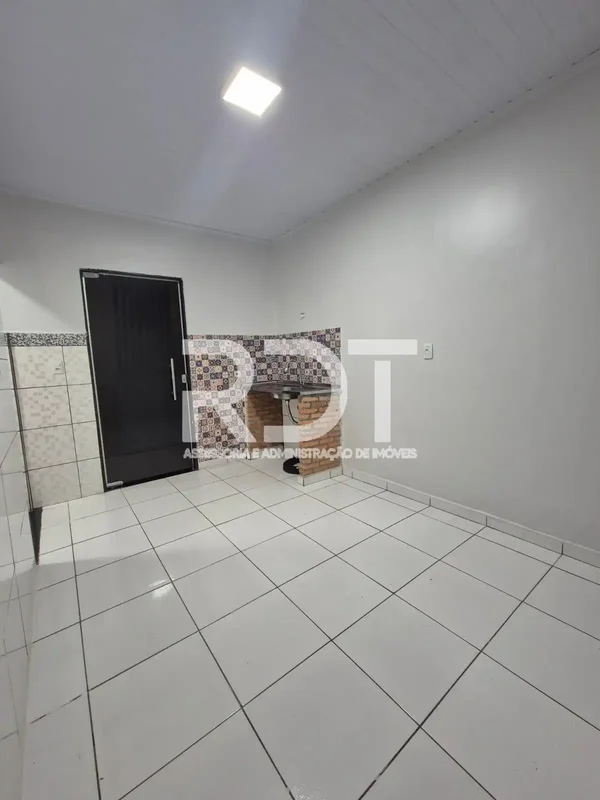 Descubra uma casa acolhedora no QR 210 Conjunto I, em Santa Maria, DF. Com 1 qua...