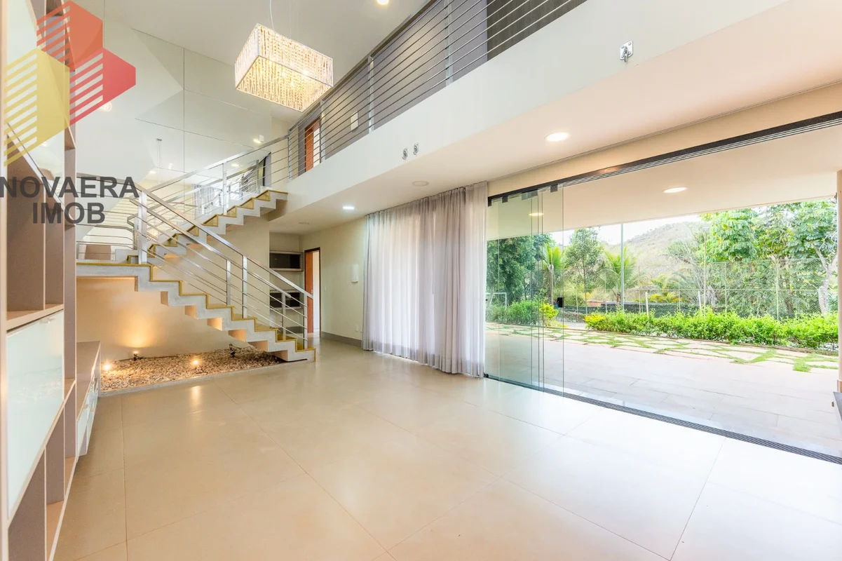 Casa belíssima, com conforto, espaço e cercada pela natureza no Condomínio Solar...