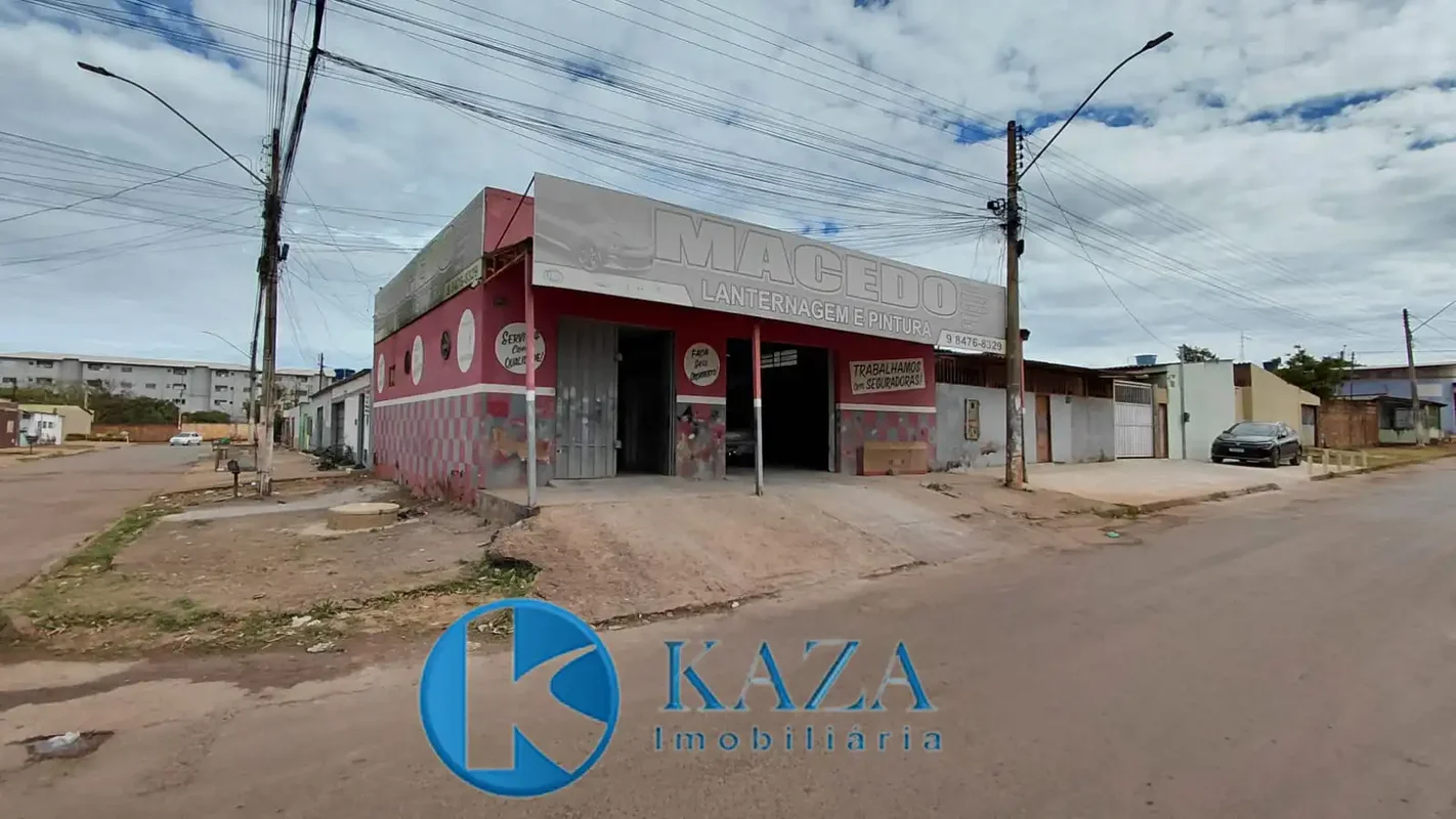 Lote de esquina com 2 casas e um galpão para 2 lojas comerciais. Dê uma olhada e...